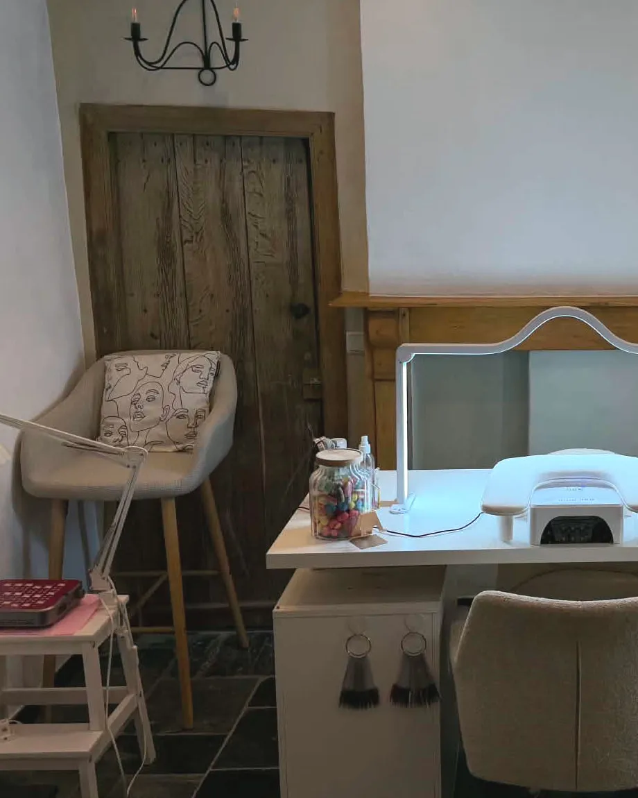 Poste de manucure de l'institut, devant une vieille porte en bois