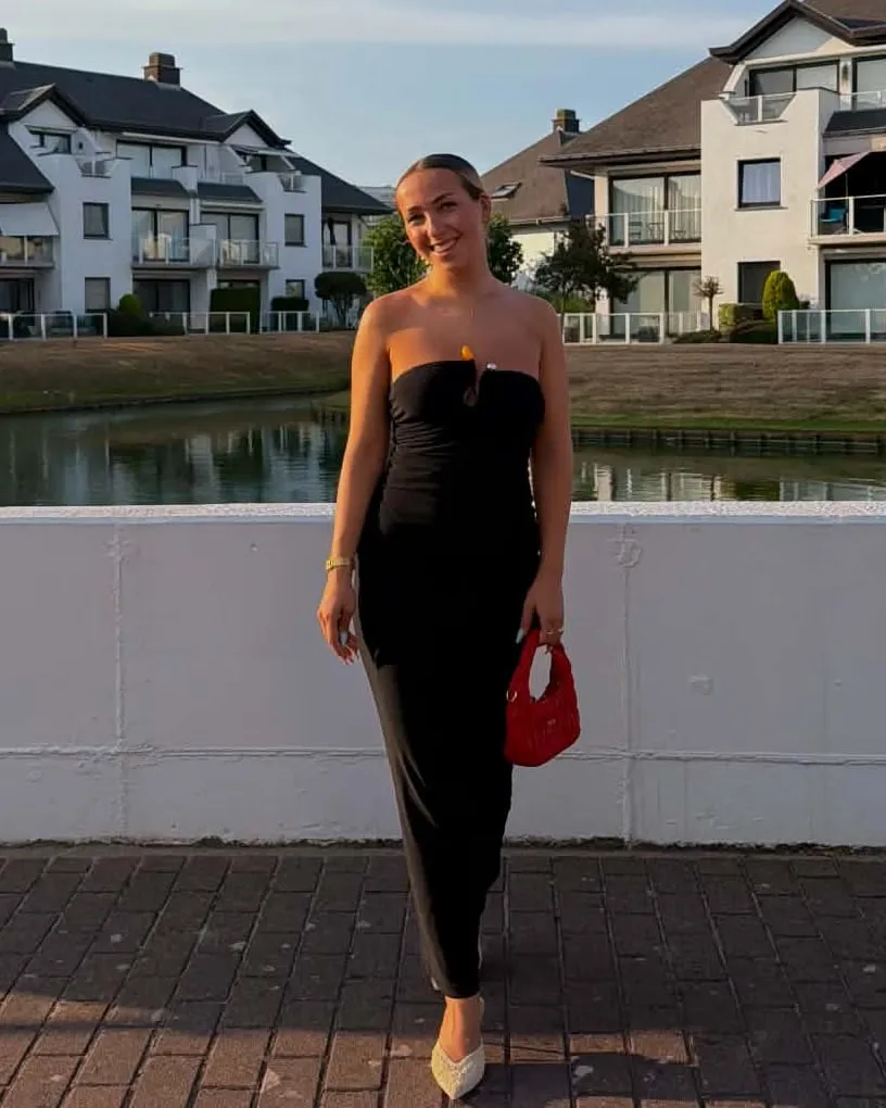 Louise en robe noire, au bord d'un canal