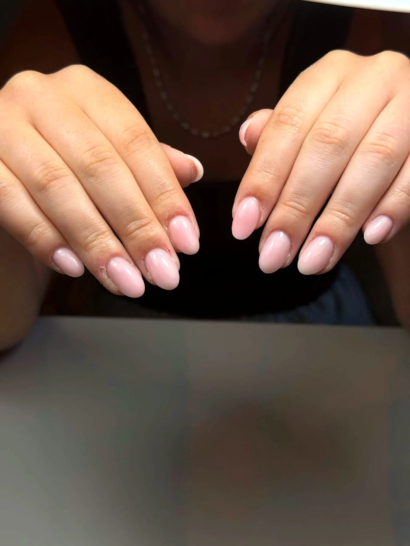 Les ongles — Gainage, rallongement, nail art chez Louvéa